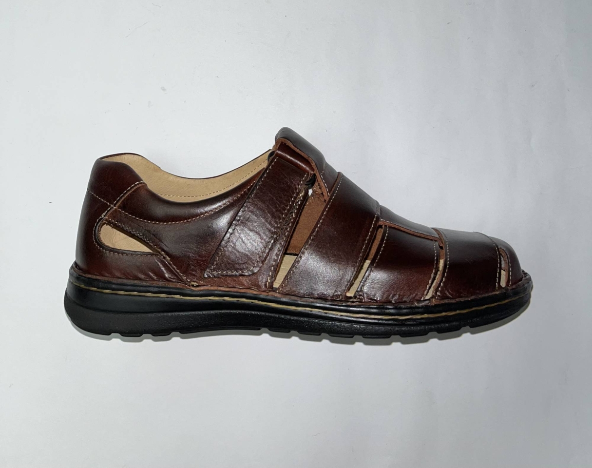 Sandàlia tancada per a home en pell marró de MUYTER. M-365