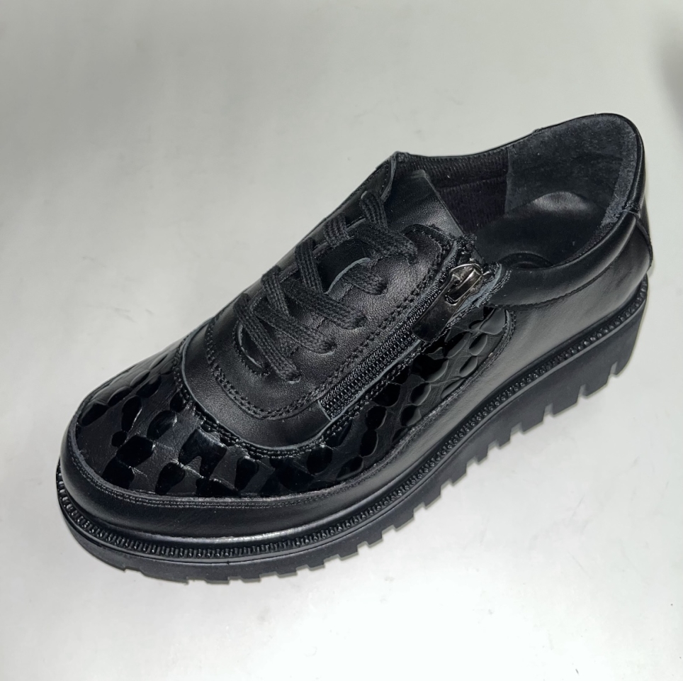 Sabates en pell negra de dona amb cordons i cremallera Artimisa d'ERASESHOES. M-737