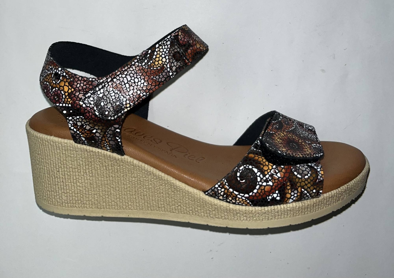 Sandàlia dona amb tascó en pell negra amb motius Gaudi. M-346