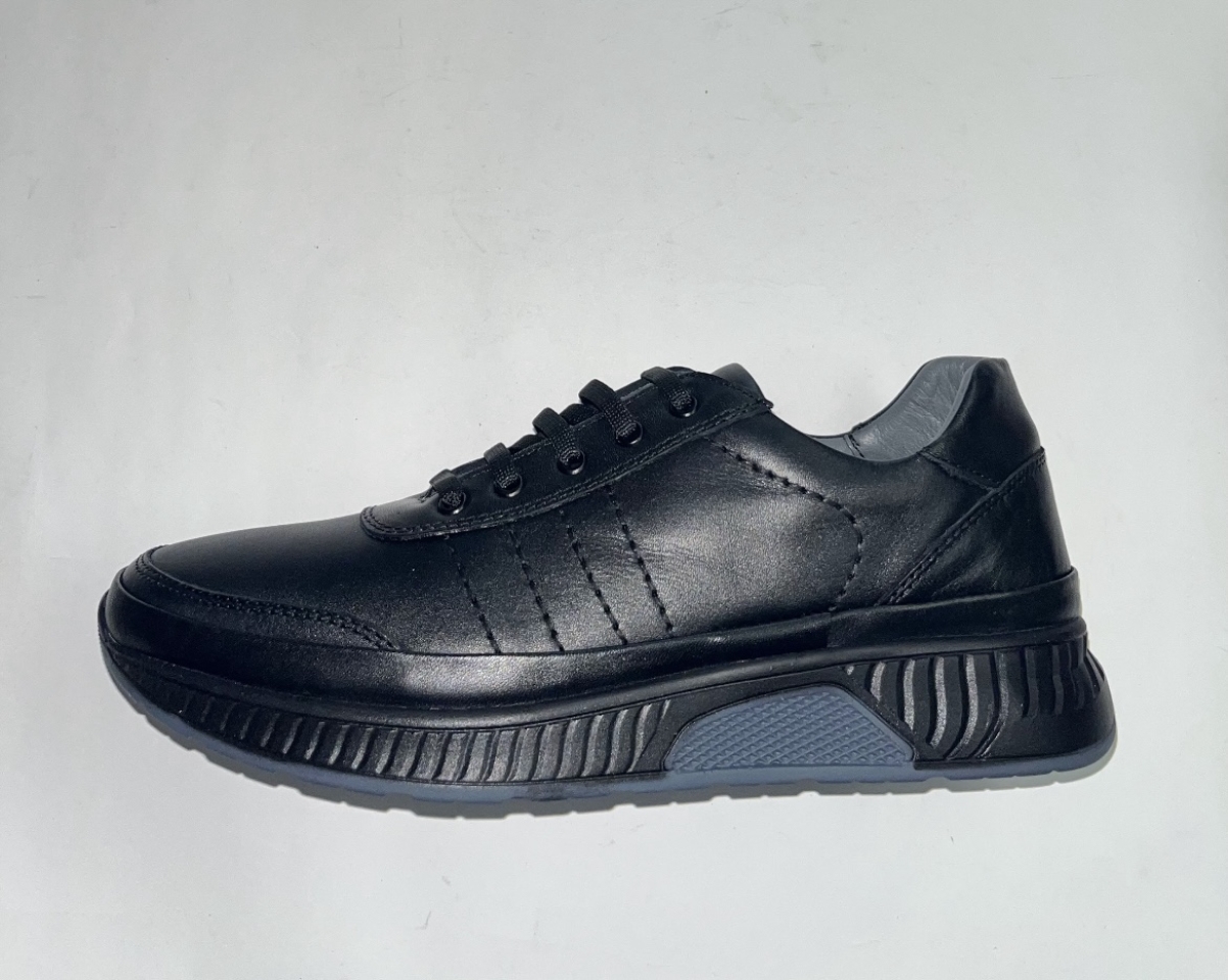 Sabata casual per a home en pell negra fabricat per la marca espanyola MANLISA. H-484