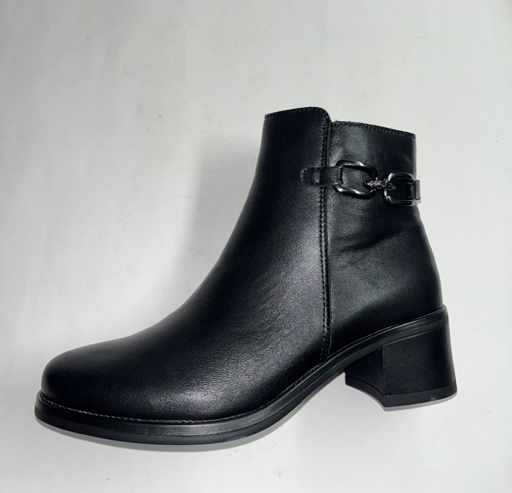 Botí en pell negra per a dona 5205 de Khloé Marín. M-710