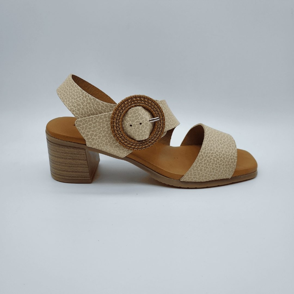Sandàlia de taló baix en pell beix mod. 3420 d'EVA FRUTOS. M-410
