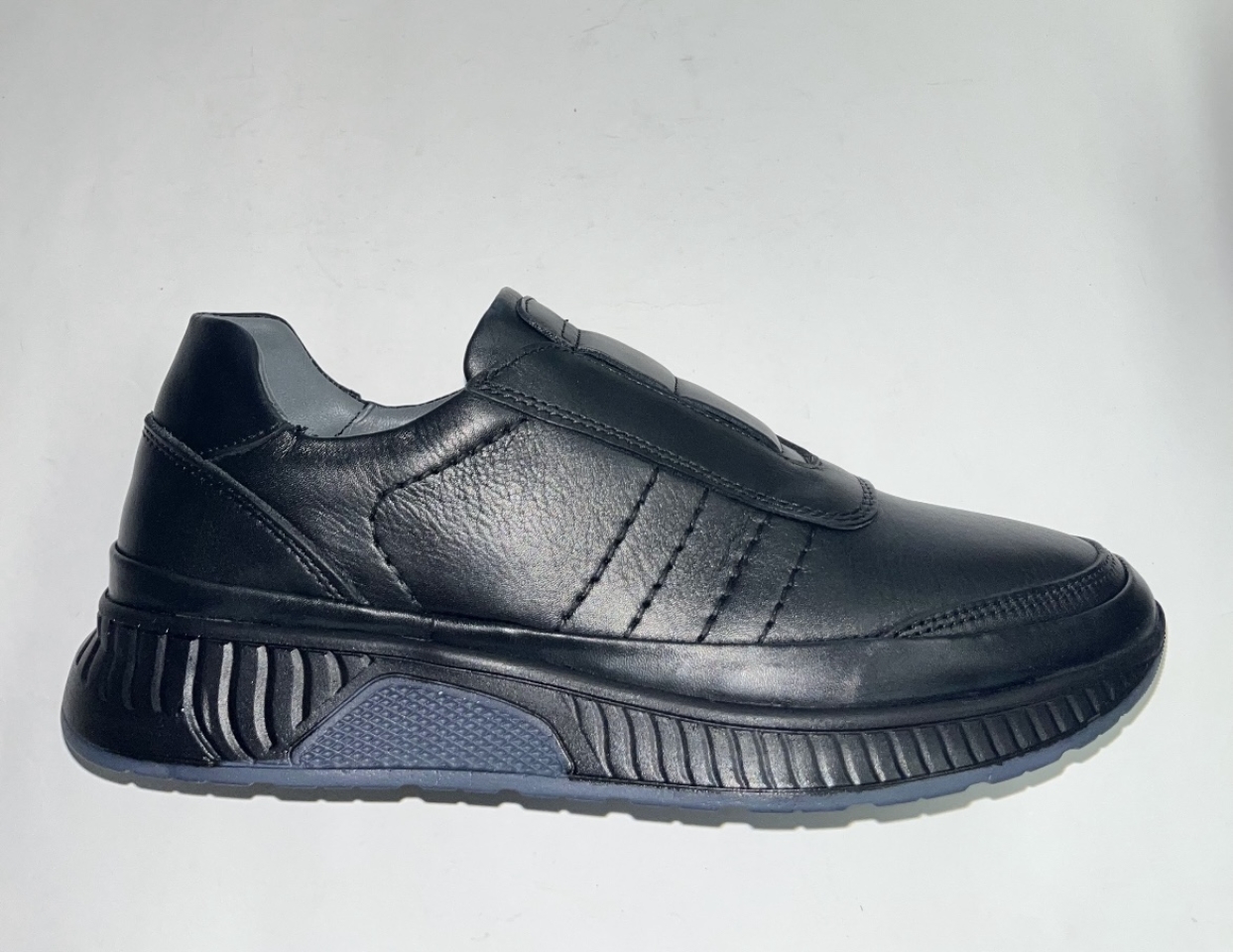 Sabata casual en pell negra per a home fabricat per la marca espanyola MANLISA. H-483