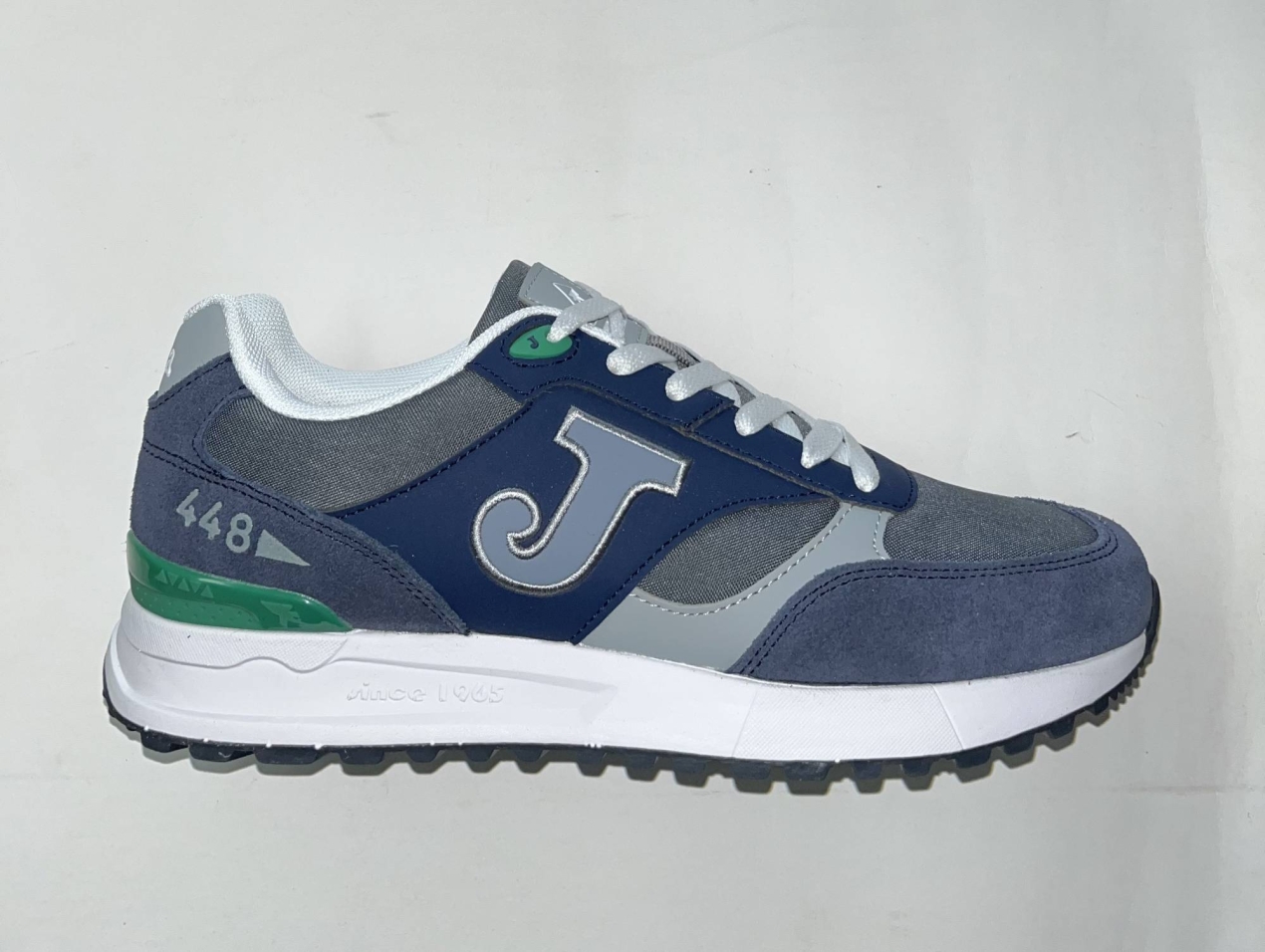 Esportius casual per a home en marí C448 de JOMA. D-226