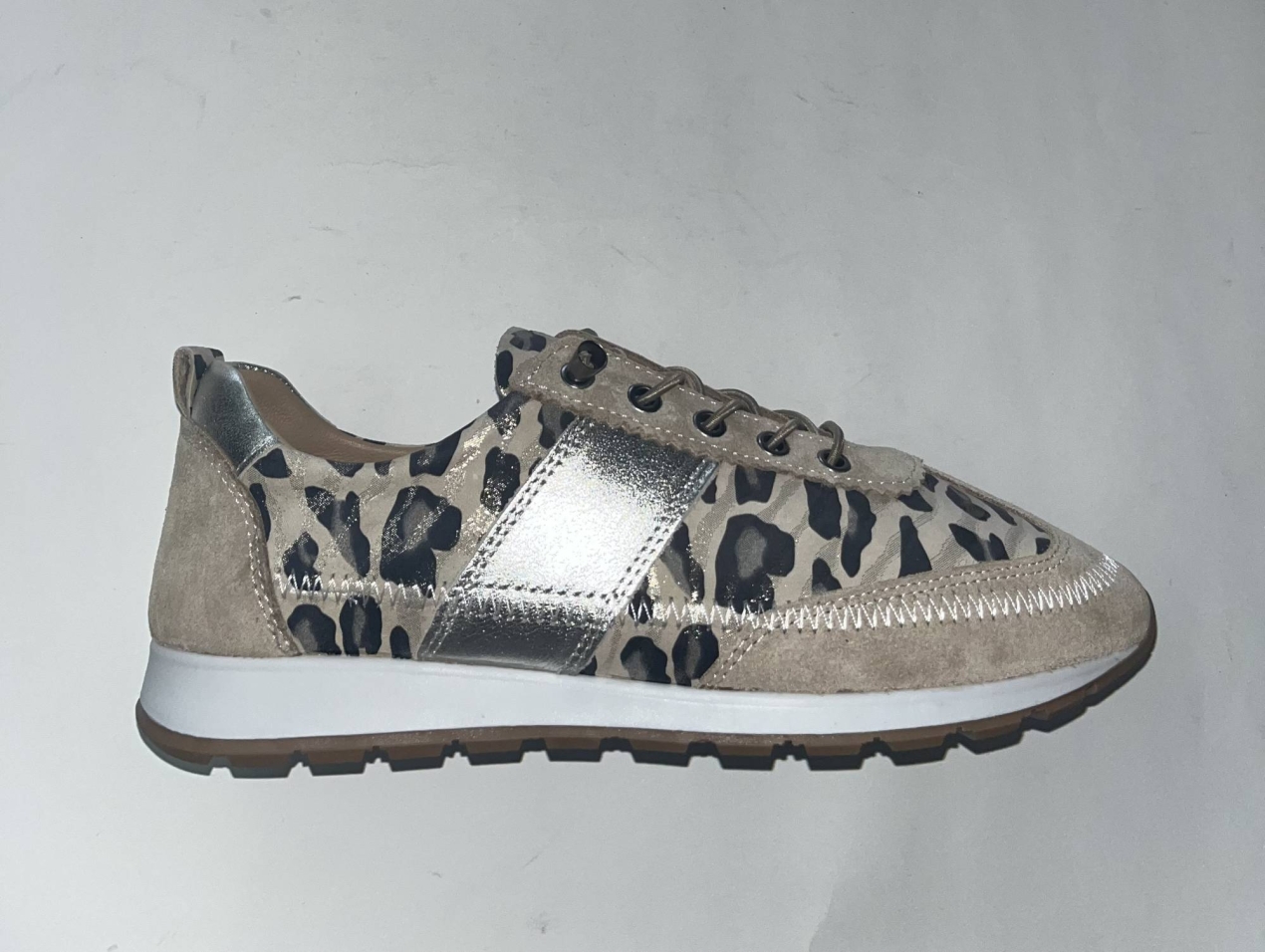 Esportius per a dona en pell amb motiu animal prevalgui 070-105 d'ERASESHOES. M-027