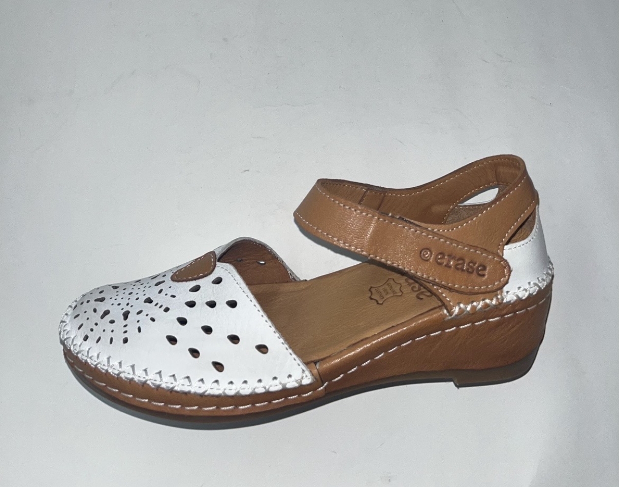 Sabata per a dona semiobert en pell blanc 394-10 d'ERASESHOES. M-030