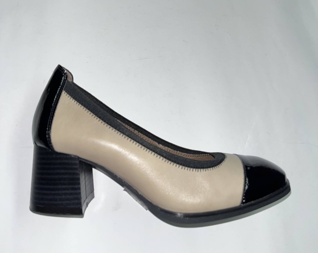 Sabata saló en pell bicolor (beix i negre) de DEJERVIS. M-449