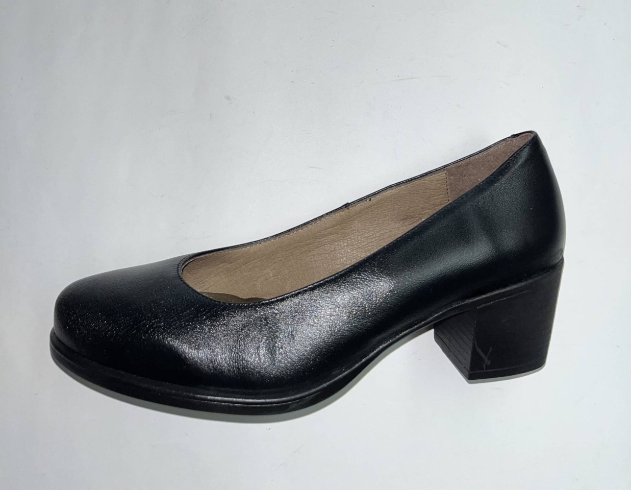 Sabata saló en pell negre amb taló de DEJERVIS. M-450