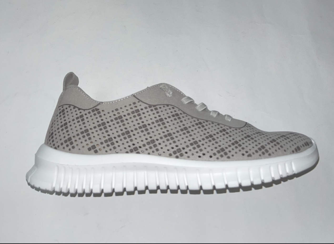 Sabata casual per a dona en encunyació taupe APG30087 d'AMARPIES. M-048