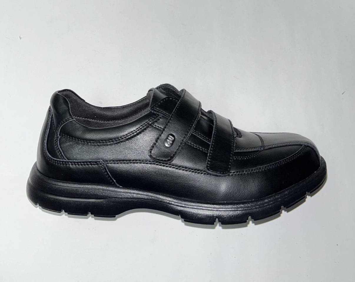 Sabata per a home en pell negra i belcro Dues” de RELAXF4YOU. H-418