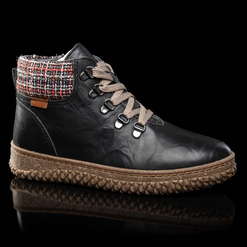 Botí casual per a dona en pell negra amb cordó i cremallera Vesta d'ERASE. M-492