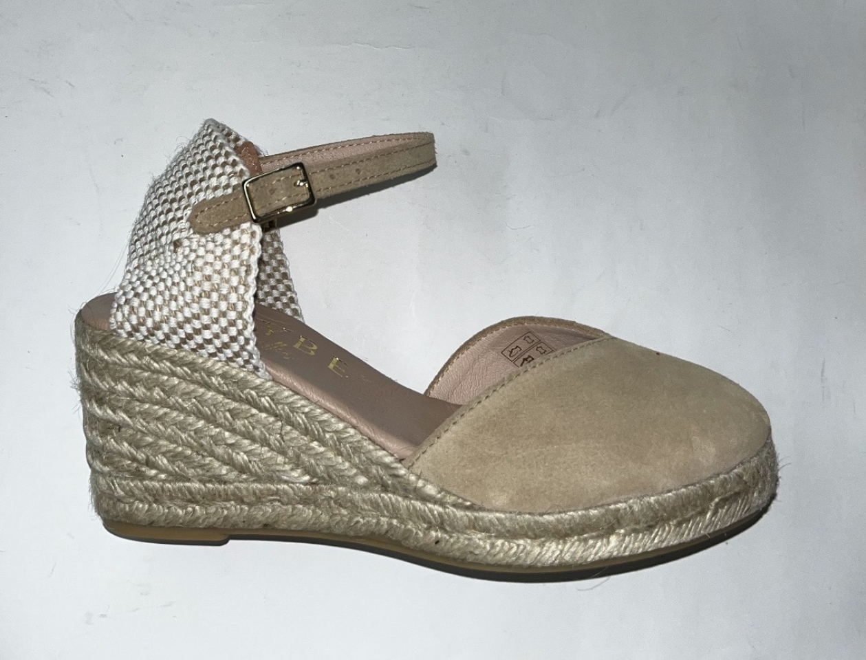 Espardenya amb tascó en pell sorra de fabricació espanyola. M-089
