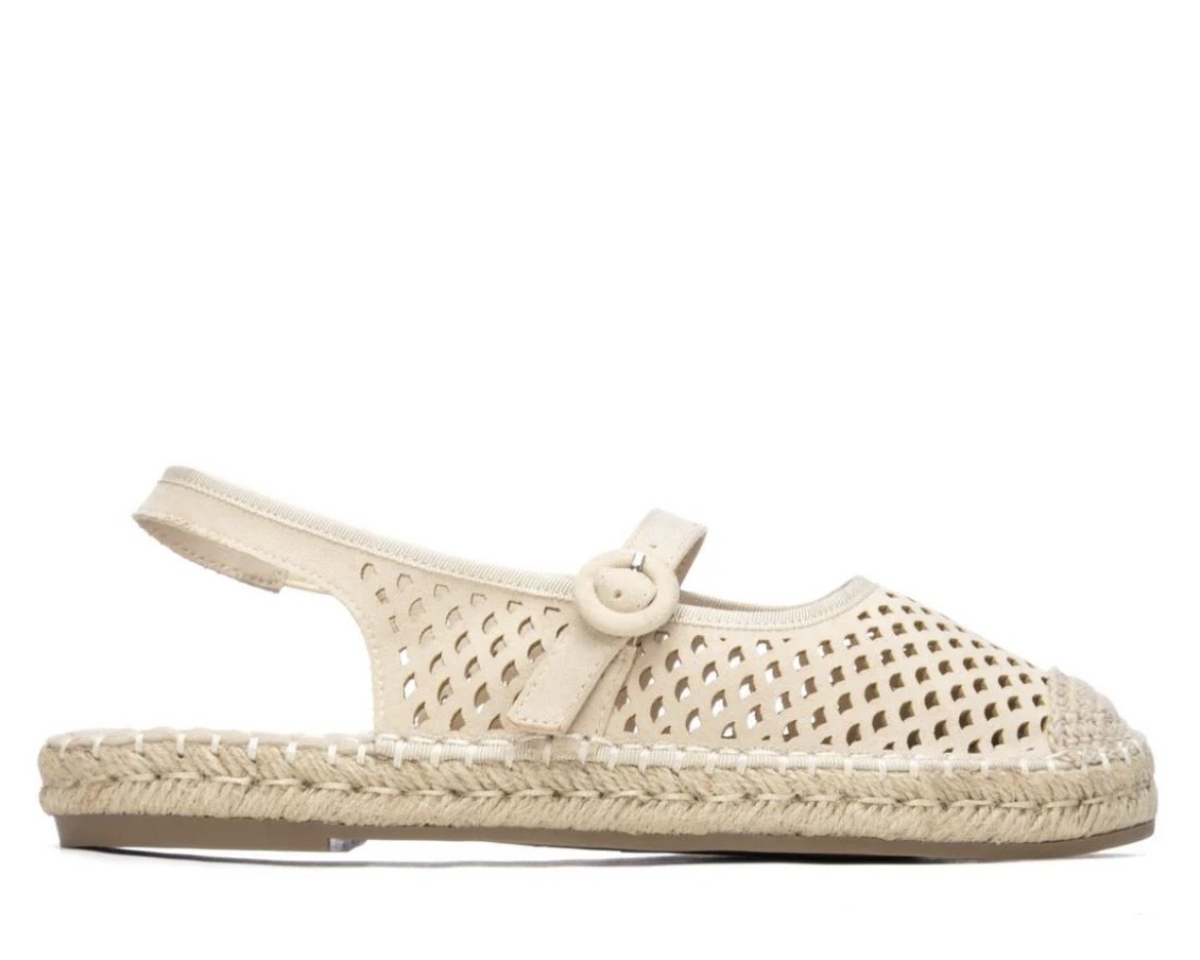 Sandàlia plana tancada per davant en beix 175226 de REFRESHOES. M-077