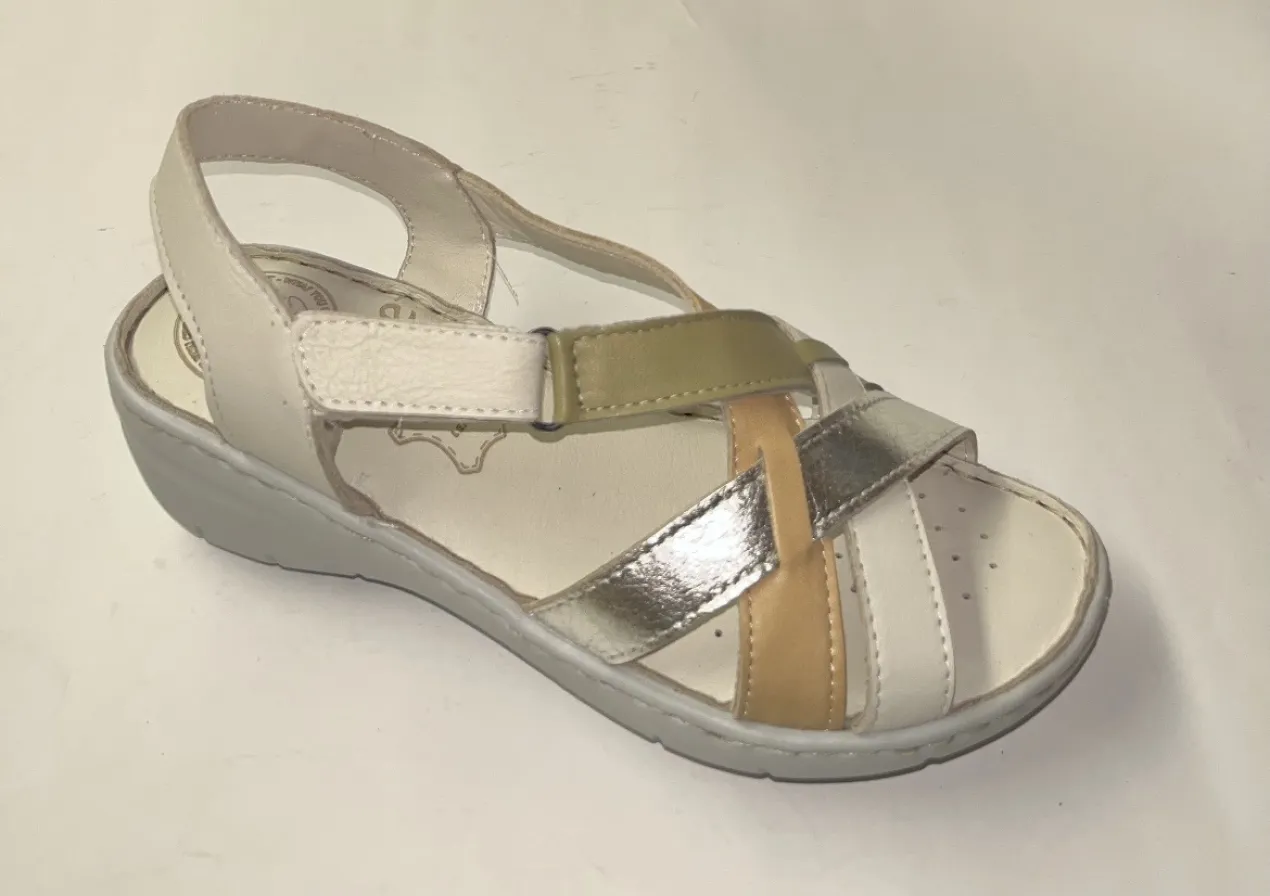 Sandàlia de tascó mitjà en pell de diversos colors Venus d'ERASESHOES. M-042