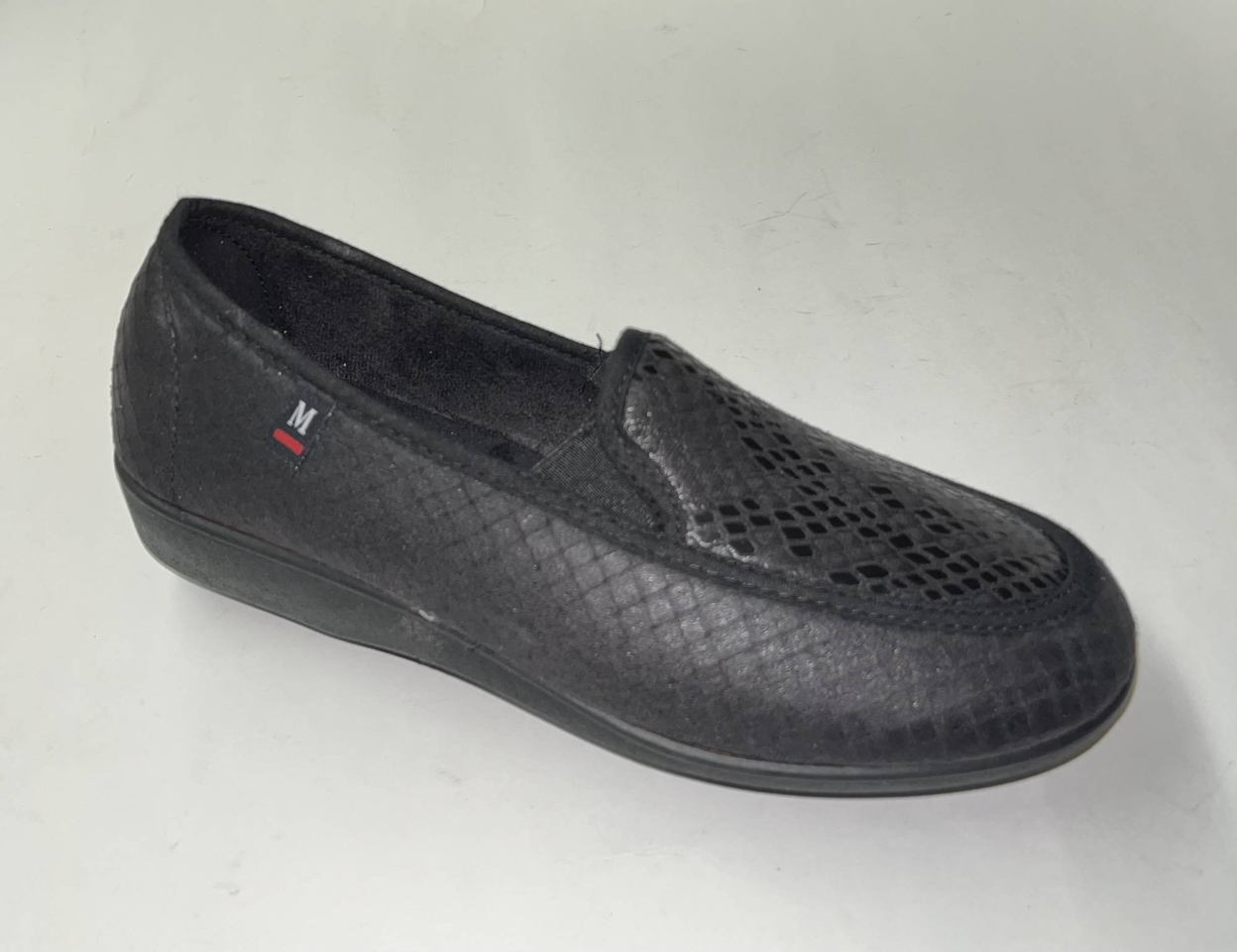 Sabatilles dona tipus mocasín en negre de MUYTER. T-556