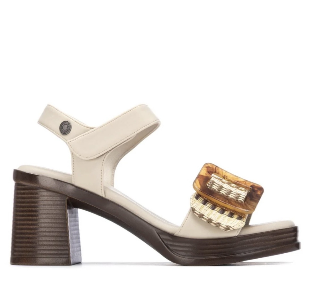 Sandàlia amb taló i plataforma en beix 175027 de REFRESHOES. M-081