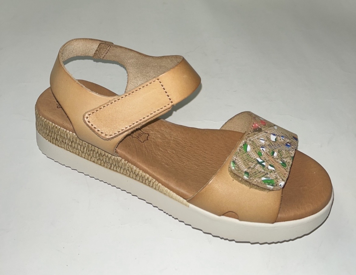 Sandàlies de tascó baix en pell color cuir 4265 d'EVA FRUTOS. M-119