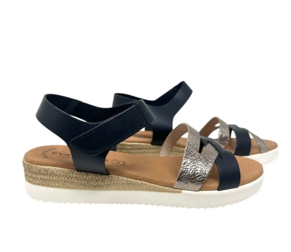 Sandàlies de tascó baix en pell negra combinada amb plata 4206 d'EVA FRUTOS. M-118