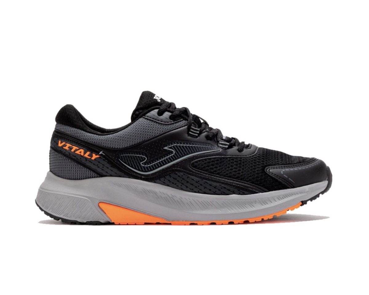 Esportius running per a home en negre Vitaly de JOMA. D-105