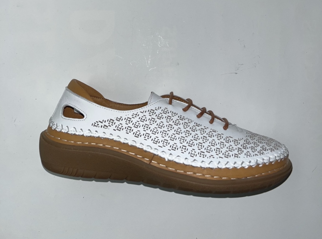 Sabata casual en pell blanc amb cordons ATENEA d'ERASESHOES. M-593