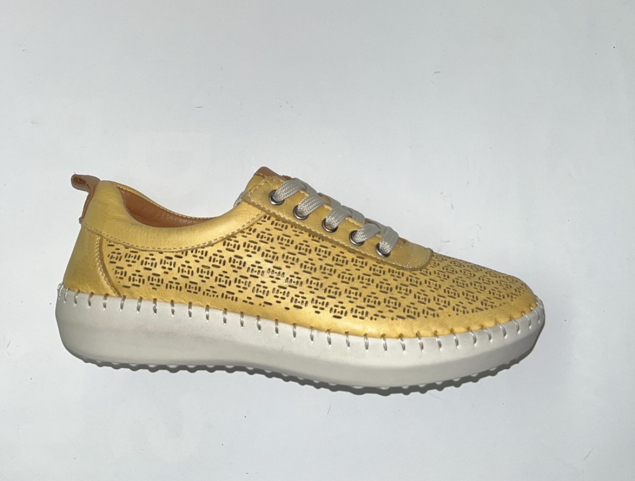 Sabata plana per a dona en pell mostassa ATENEA d'ERASESHOES. M-594