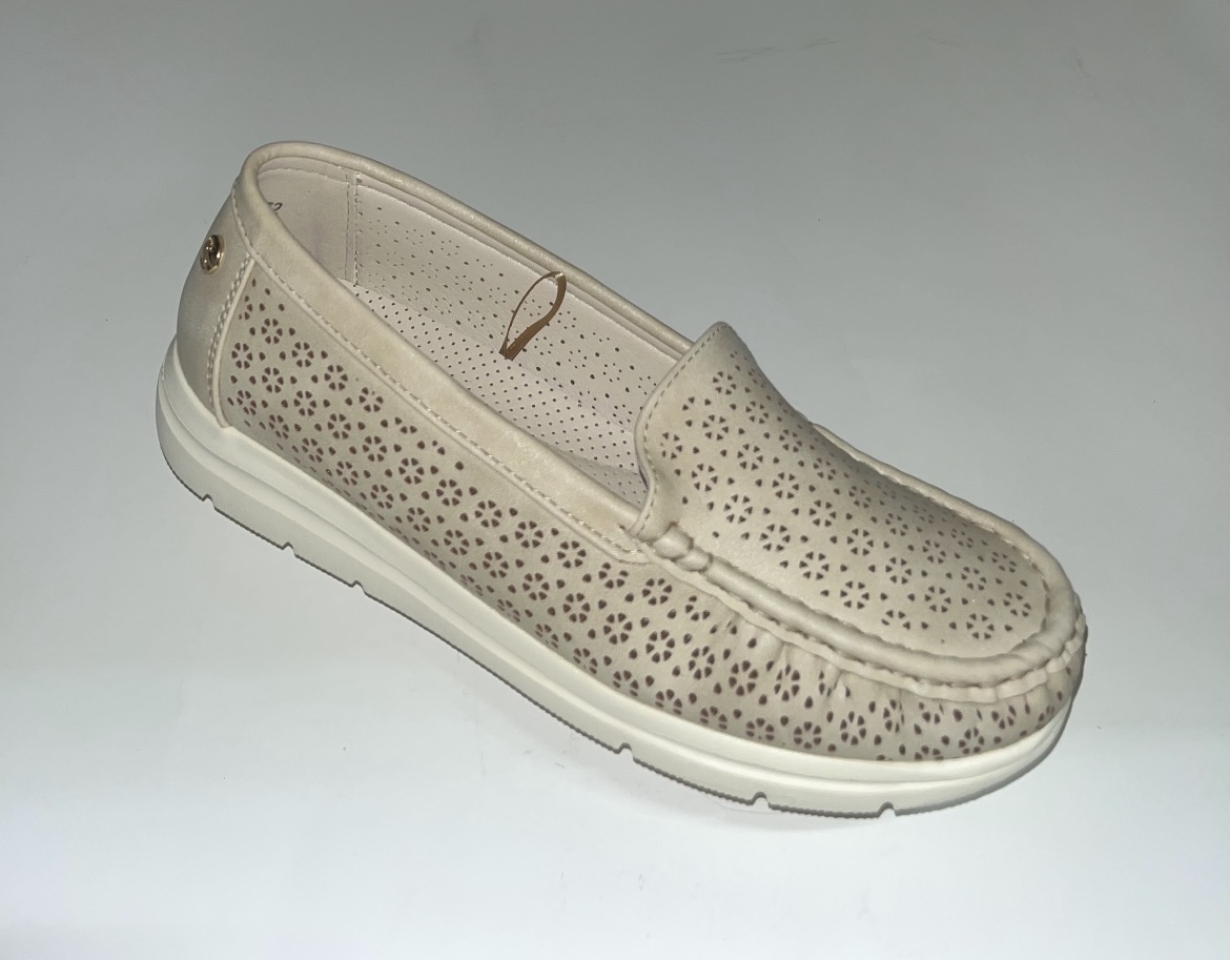 Mocasín pla per a dona en beix AJH28372 d'AMARPIES. M-546
