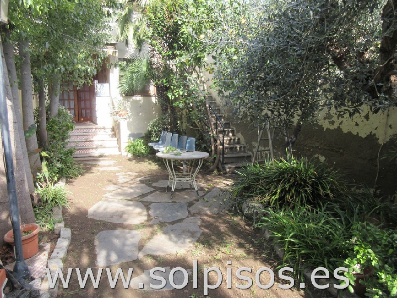 Amb jardí i garatge.   160 4 3