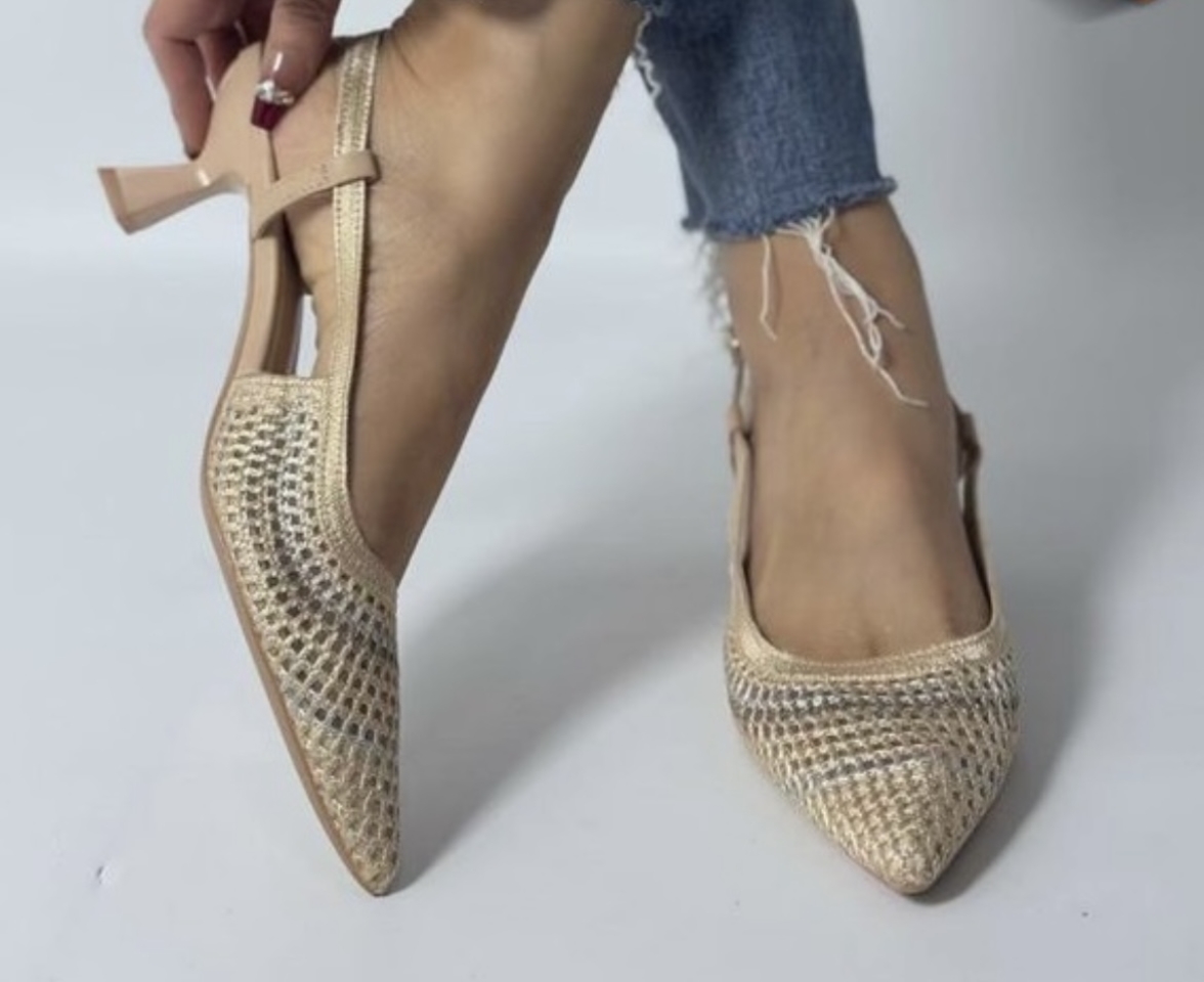 Sandàlia trenada amb taló baix en beix. M-623