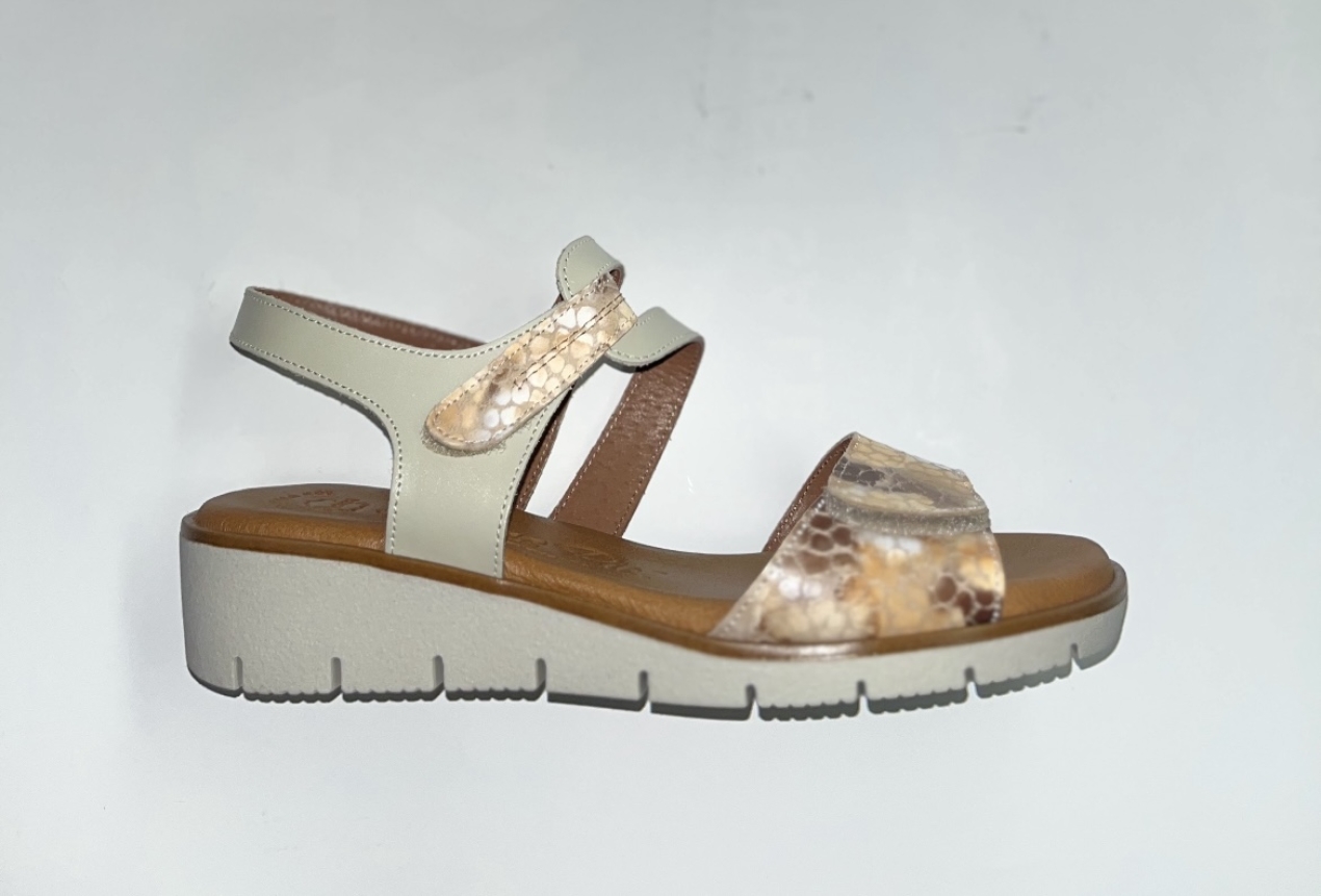 Sandàlia per a dona en pell beix i marró fabricada a Espanya. M-527