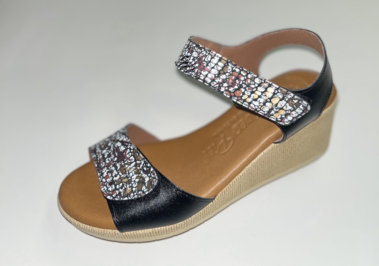 Sandàlies amb tascó en pell negra fabricada a Espanya. M-529