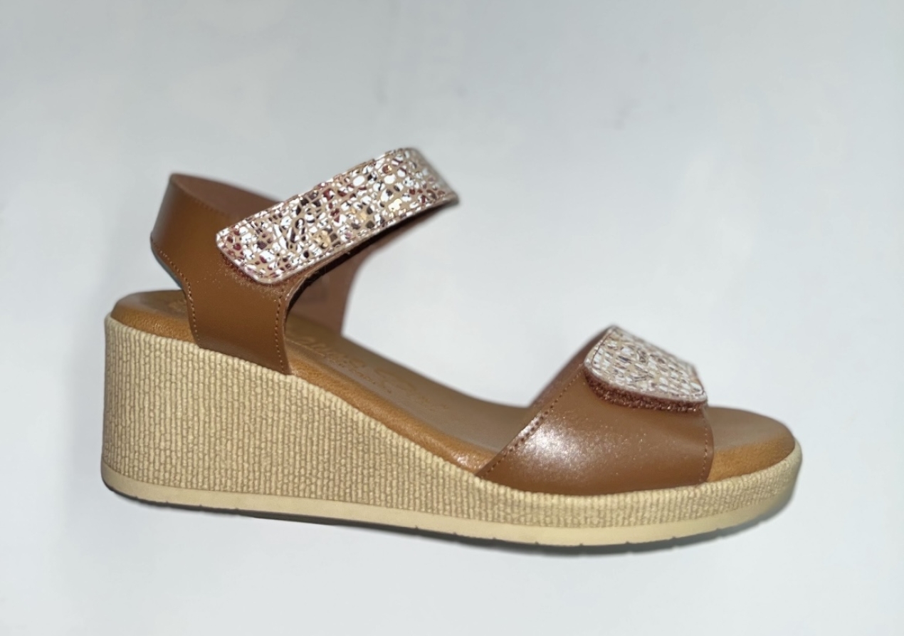 Sandàlies amb tascó mitjà en pell marró i fabricades a Espanya. M-530