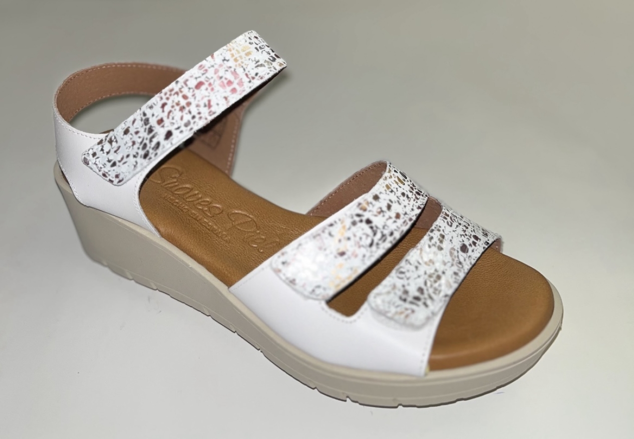 Sandàlia amb tascó en pell blanca fabricada a Espanya. M-531