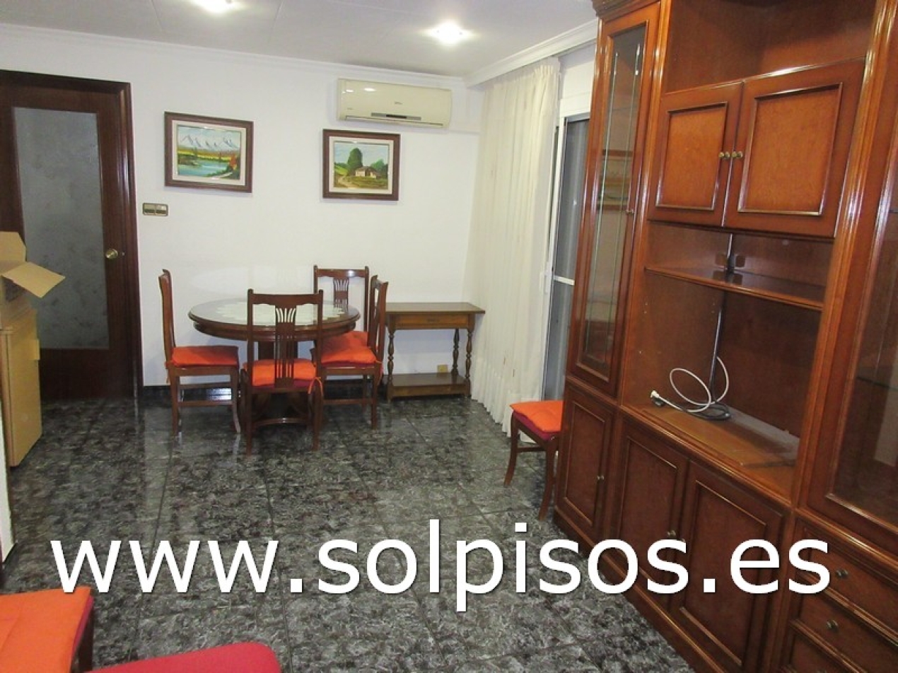 Lluminós pis de 3 habitacions amb balcó en zona ben comunicada.   70 3 1