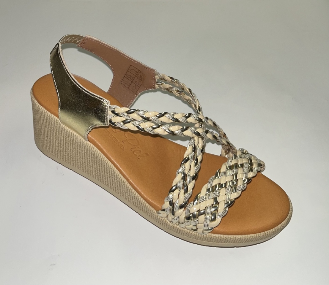 Sandàlia amb tascó de pell trenada en beix i daurat fabricada és Espanya. M-532