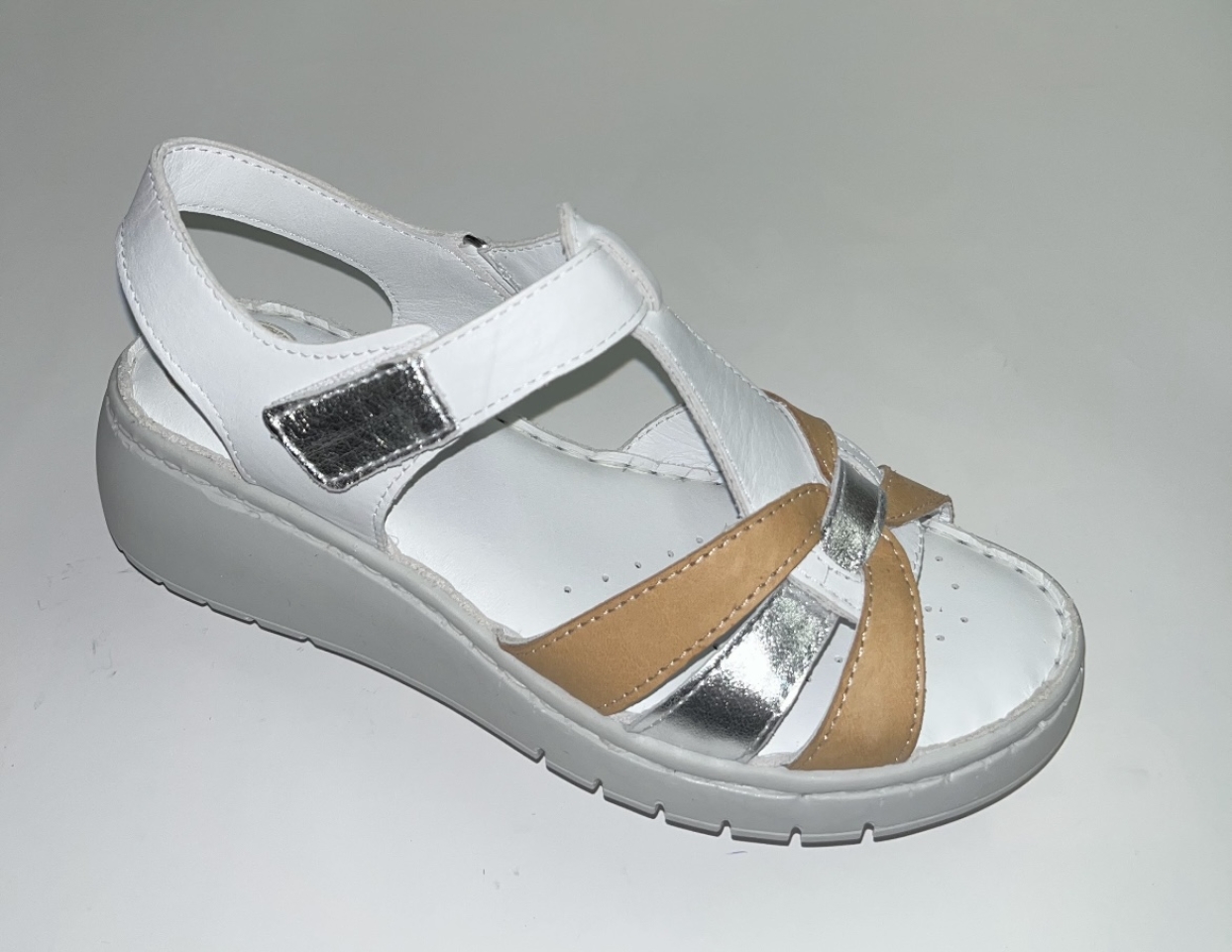 Sandàlia confort per a dona en pell blanca i camel Venus 200-06 d'ERASESHOES. M-564