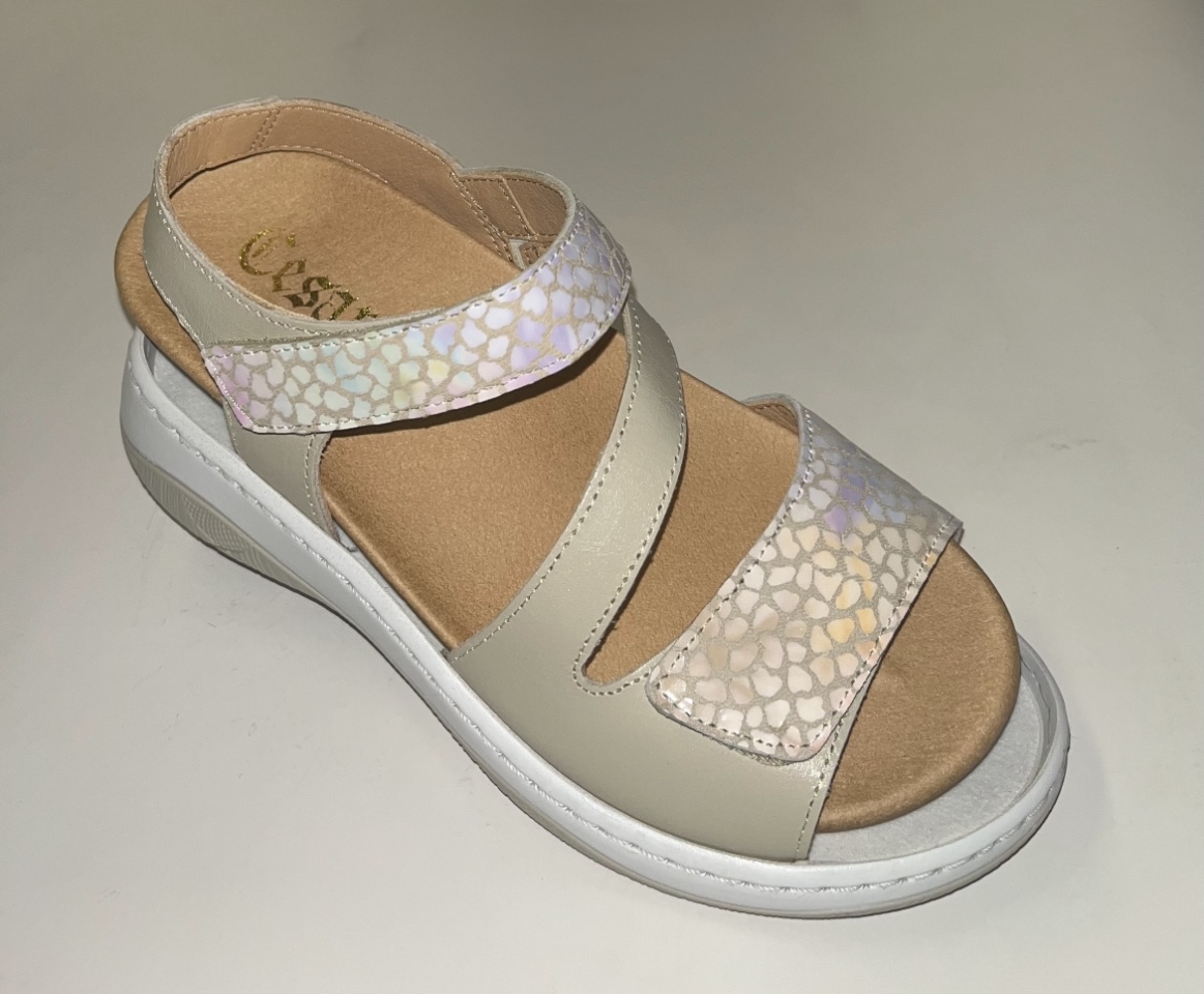 Sandàlia apta per a plantilles en pell beix 18551 de CÉSAR. M-625