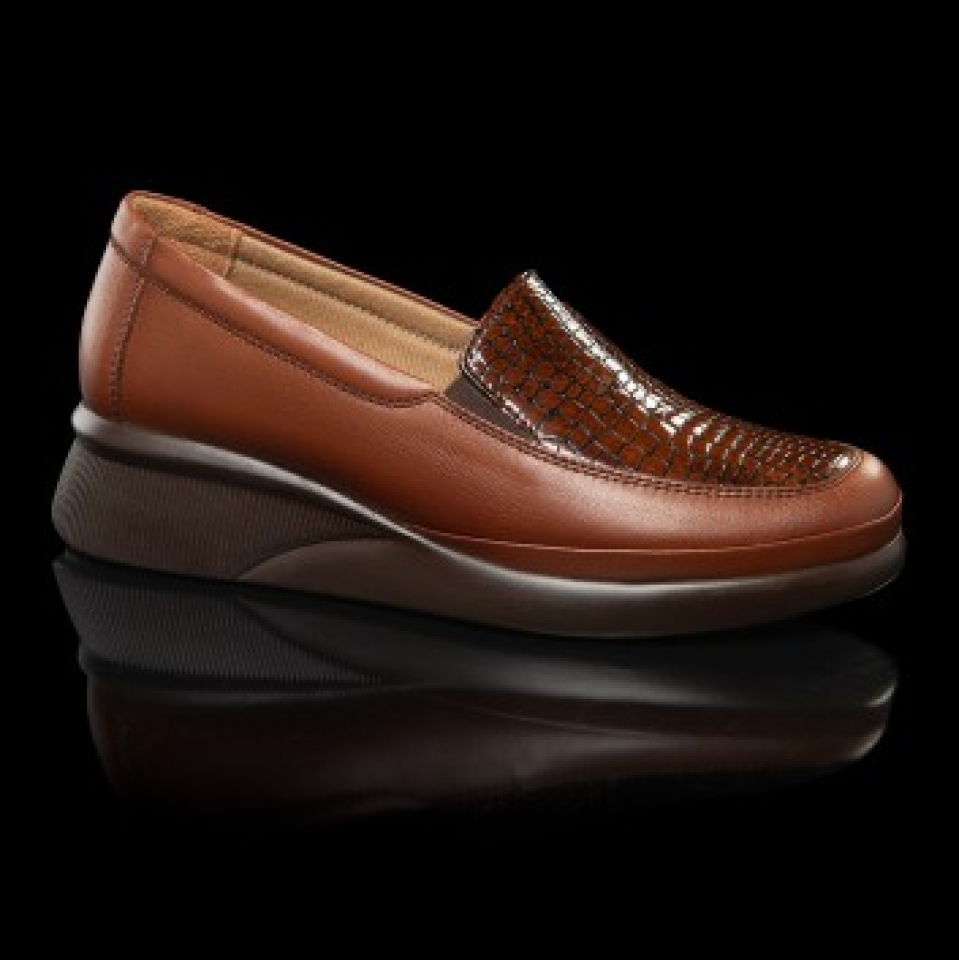 Sabata casual estil mocasín en pell marró i xarol d'ERASESHOES 024. M-177