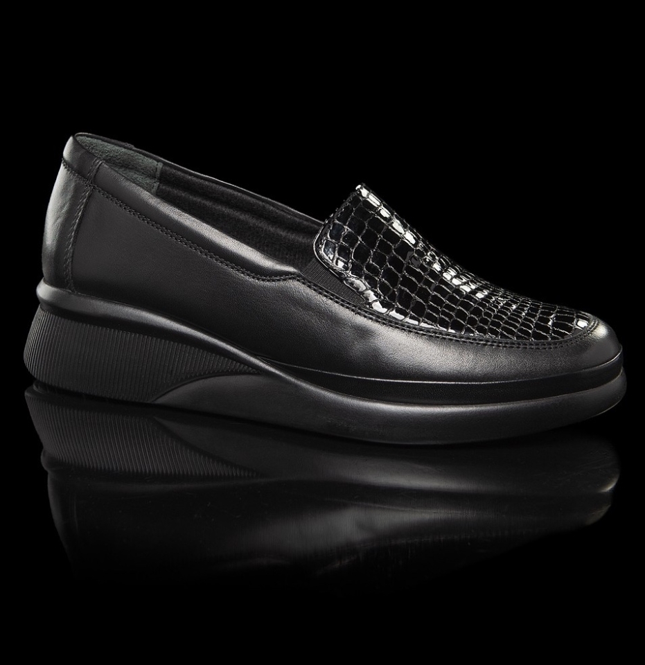 Sabata mocasín en pell negre per a dona d'ERASESHOES 024. M-178