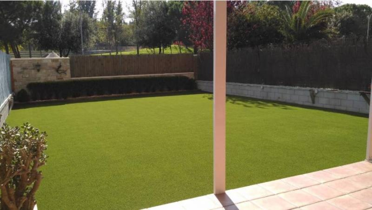 Av. MONTSERRAT Gran pis de 310m² constru&iuml;ts aprox. Amb &nbsp;4 habitacions ( 1 suite),2 bany complets. Gran sal&oacute; menjador amb sortida a jard&iacute; i preci&oacute;s porxo. Preciosa cuina office amb sortida a sal&oacute; addicional amb xemeneia.