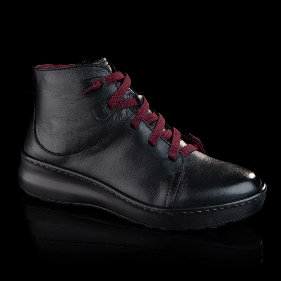 Botí per a dona en pell negra d'ERASESHOES 15007. M-208