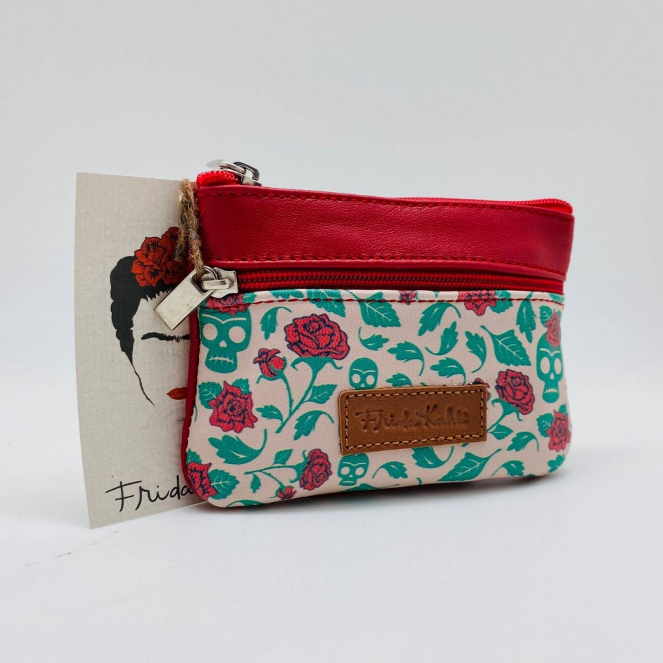 Moneder confeccionat en pell amb estampat de calaveres i flors inspiració Frida Kahlo. Disponible en vermell, negre, blau, verd i lila.