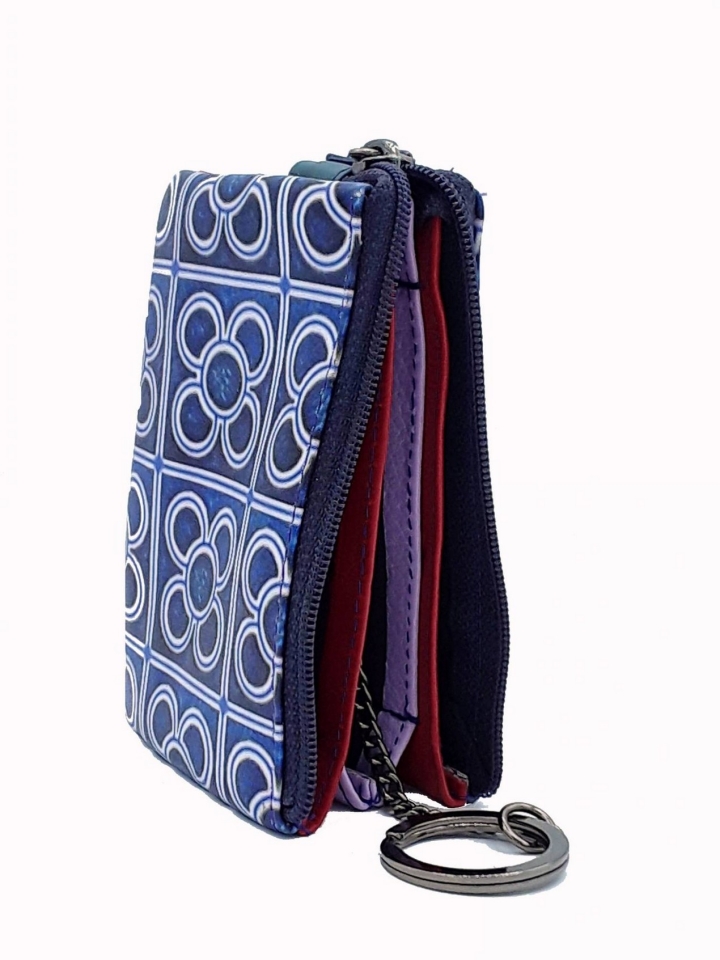 Moneder confeccionat en pell flexible pintat a mà. Interior amb tres separadors, grandària ideal per a targetes de crèdit. Disponible en blau, vermell, negre i verd.