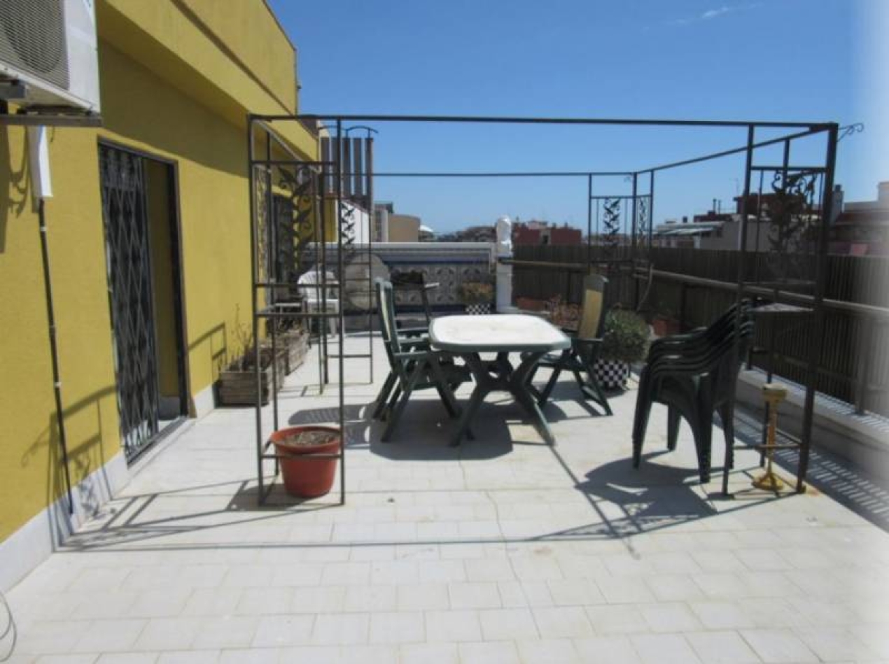 Av. MONTSERRAT Gran &agrave;tic d&uacute;plex al centre del poble.&nbsp;Primera planta sal&oacute; menjador amb xemeneia i sortida a balconada molt &agrave;mplia.&nbsp;Cuina equipada, habitacion, bany complet i gran vestibulo.