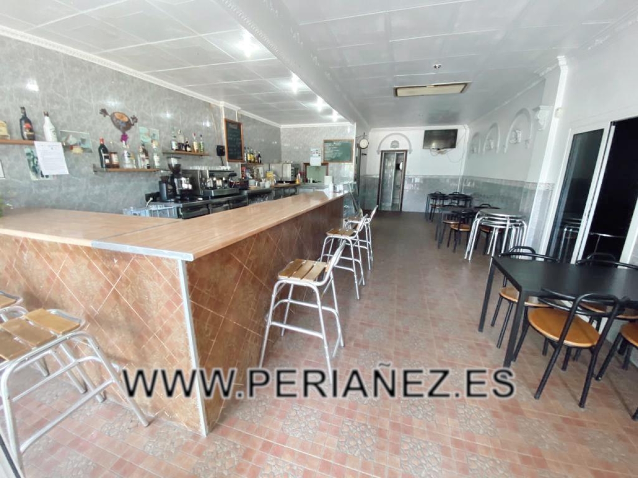 194M2 Local en activitat. Bar-Restaurant llicencia en vigor. En ple funcionament. banyo llum aigua climat fums metre&nbsp;bus comercio