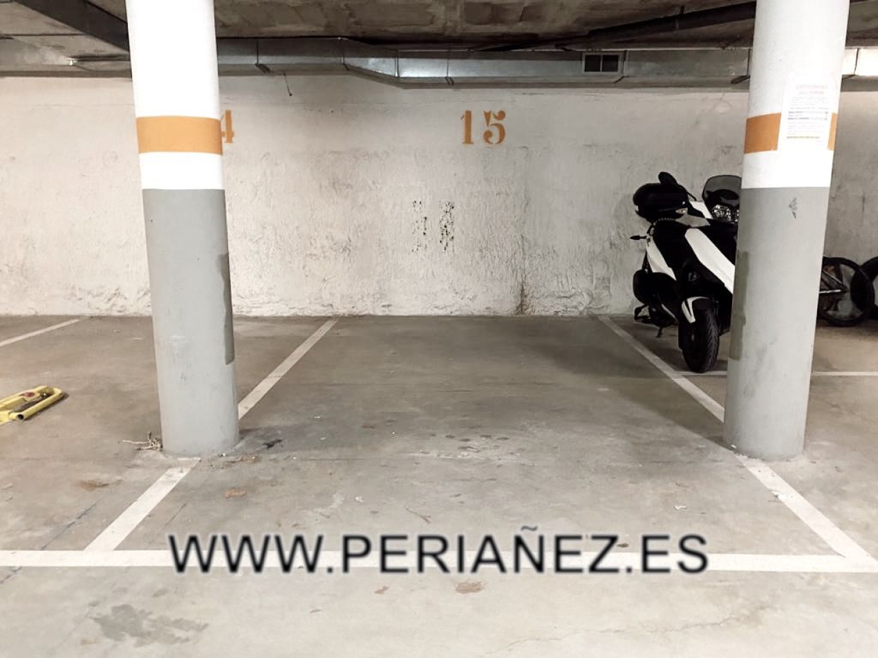Plaza d'aparcament de f&agrave;cil maniobra i acc&eacute;s. Finca seminueva. gual pk