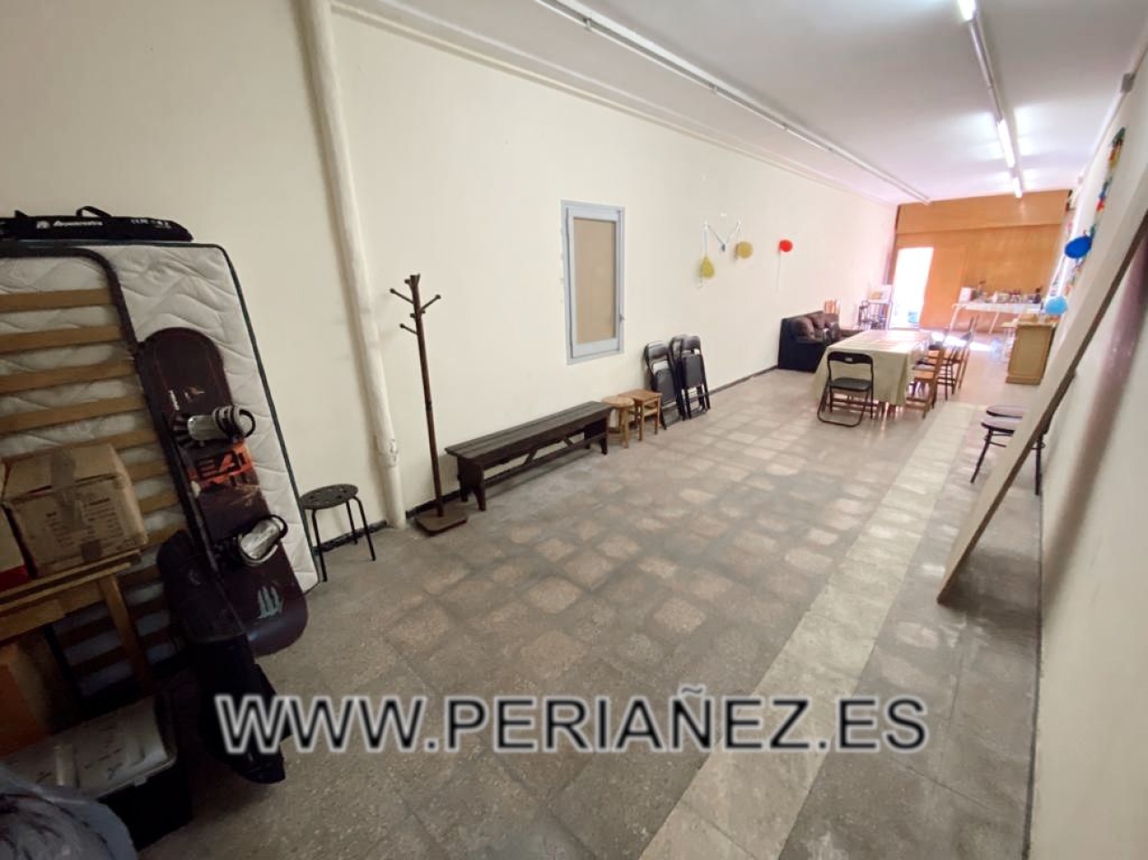 85M2 Interessant local. Diàfan. Amb possibilitat de gual. wc llum aigua gual fums menjar metre bus