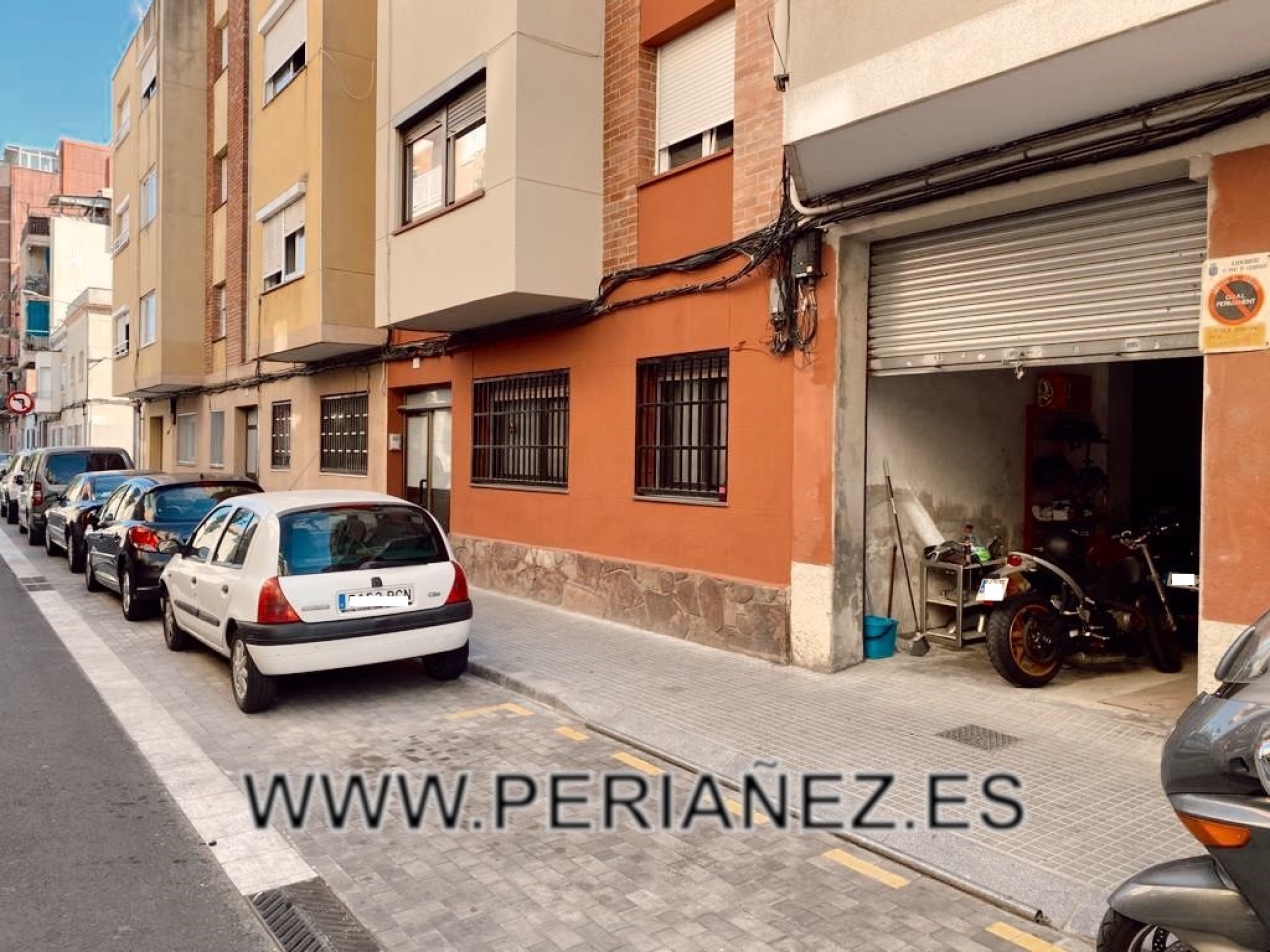 50M2 Local destinat a garatge. Gaudeix de Gual. Capacitat per 3 vehicles, motos...&nbsp; metre&nbsp; bus&nbsp; menjar&nbsp; parkin&nbsp; vad