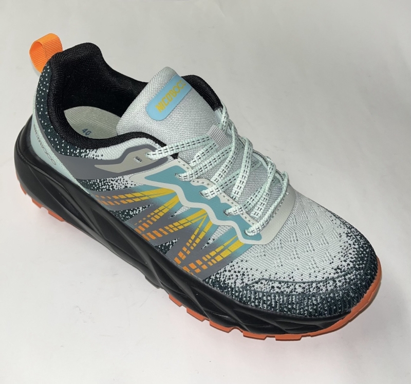 Esportius treking per a home en verd Saltanesa de NICOBOCO. D-246