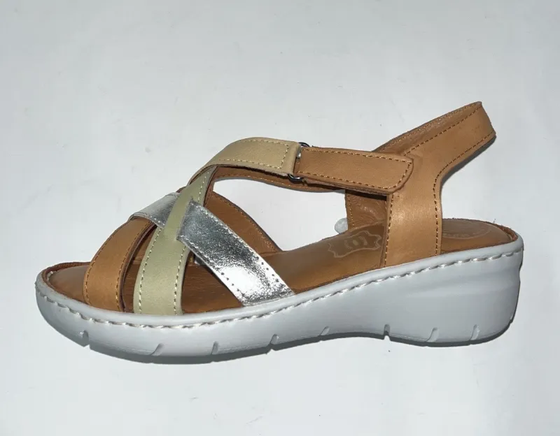 Sandàlia en pell amb tires de colors Venus d'ERASESHOES. M-043