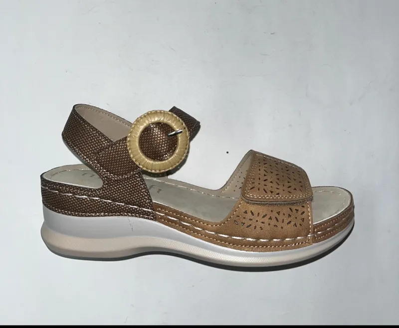Sandàlia en marró amb tascó mitjà i tancament de velcro 26M011 de MYSOFT. M-009